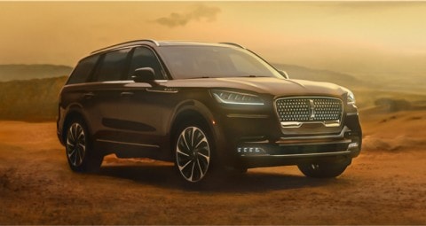 Una Lincoln Aviator Reserve 2021 estacionada en un campo