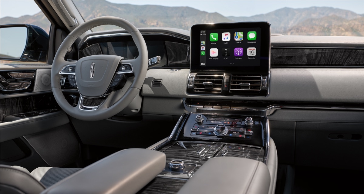 La pantalla L C D y el volante de una Lincoln Navigator Reserve 2021