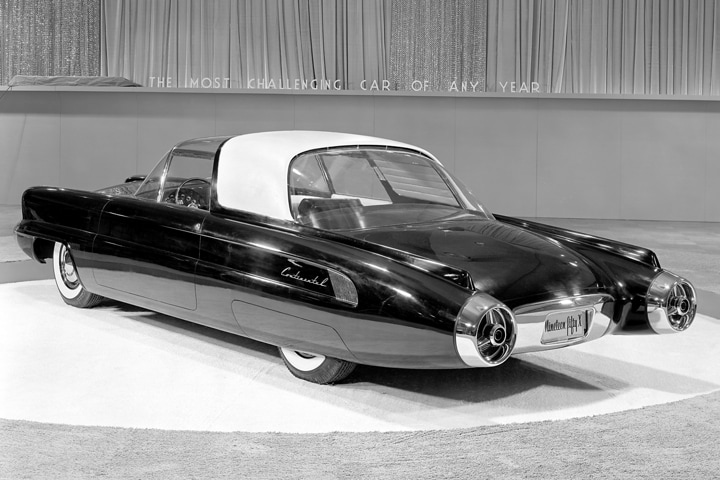 Aquí se muestra un vehículo conceptual Lincoln X 100.