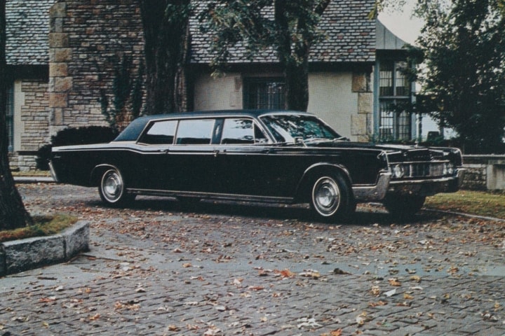 Aquí se muestra la limusina negra Lincoln Continental Stretch.