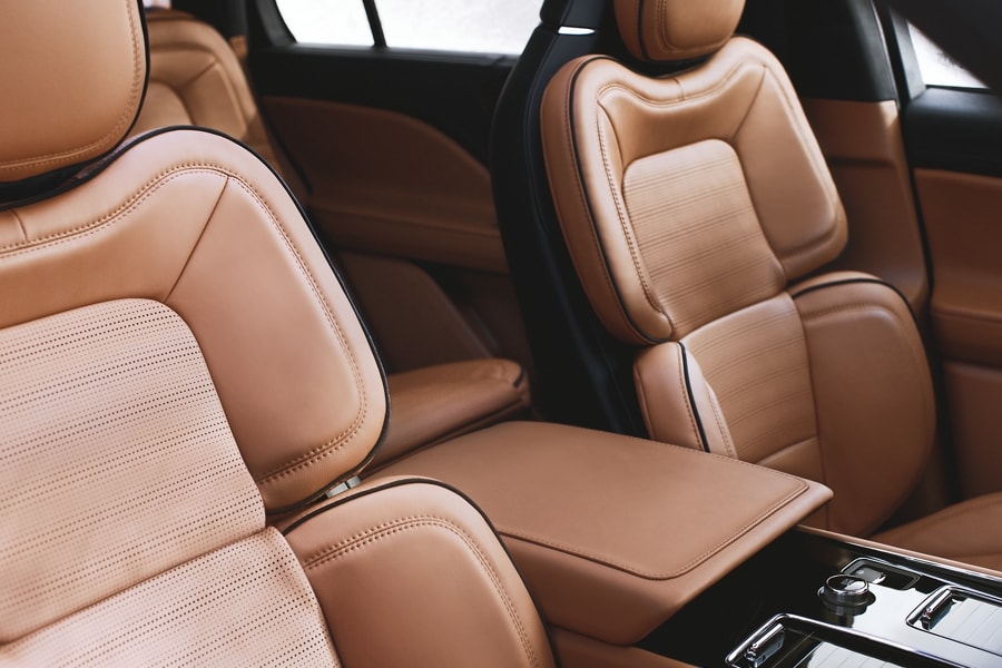 Se muestran los asientos delanteros en la posición perfecta disponibles de una Lincoln Aviator