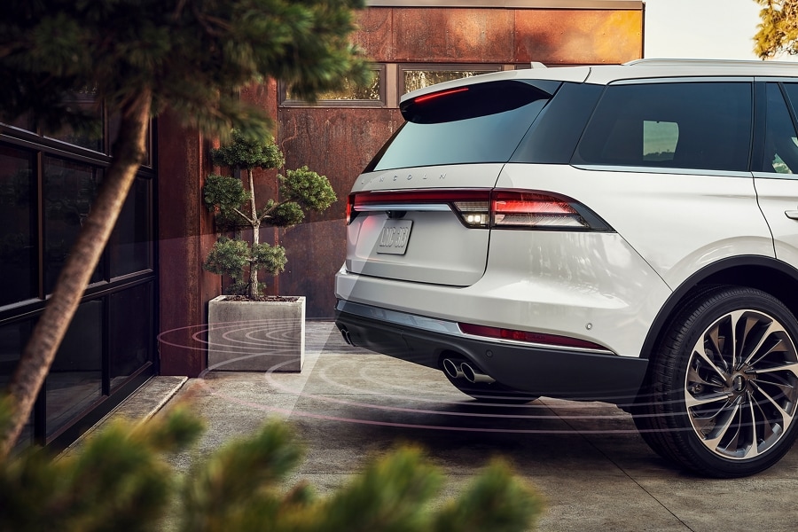Se muestran ondas de radar simuladas desde la parte trasera de una Lincoln Aviator