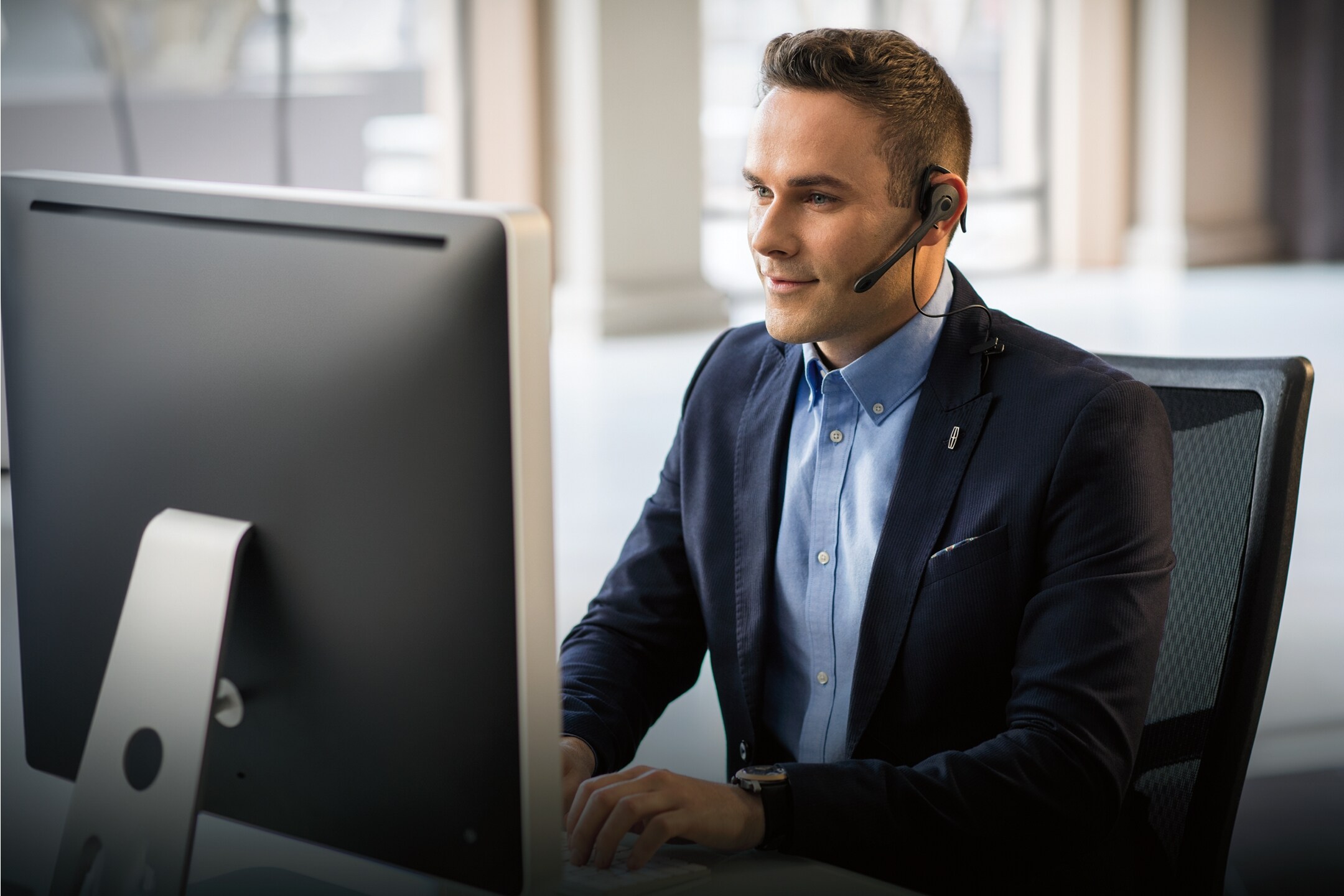 A Lincoln ustomer service representative helping a customer in realtime.