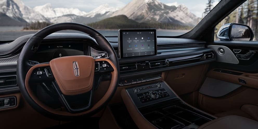 Se muestra el interior de una SUV Lincoln Aviator® Black Label 2023 con el tema interior Flight