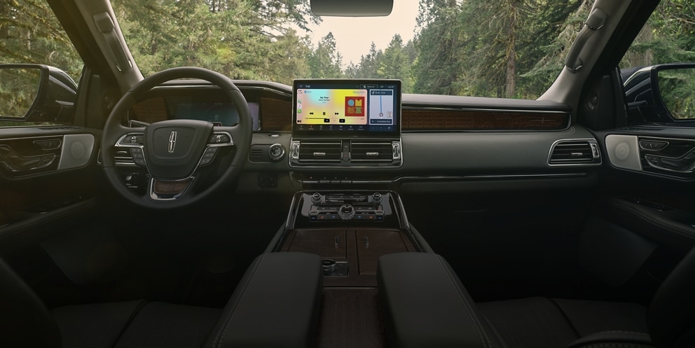 El interior de una SUV Lincoln Black Label Navigator® 2024 con el tema Central Park muestra la cabina lujosa.