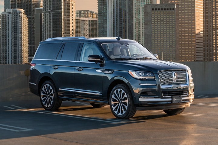 An image of the Lincoln Navigator parked in front of the Miami skyline is shown here.