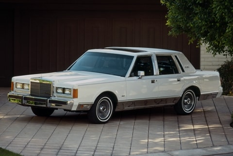 Aquí se muestra un Lincoln Town Car de primera generación.