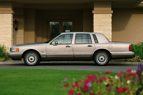 Aquí se muestra un Lincoln Town Car de segunda generación.