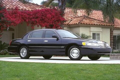 Aquí se muestra un Lincoln Town Car de tercera generación.