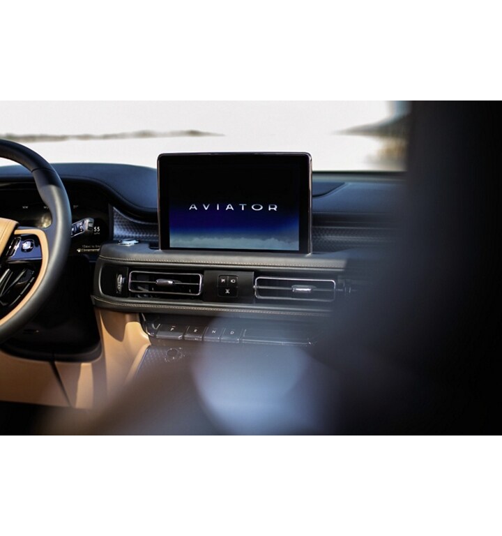 Se muestra una vista frontal directa de la pantalla de una Aviator Grand Touring
