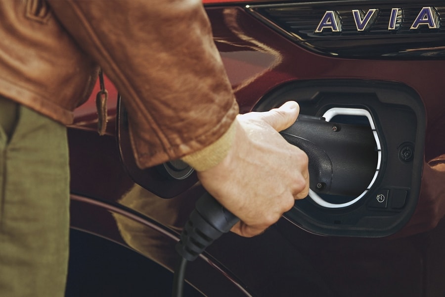 Primer plano de una persona cargando un vehículo eléctrico híbrido enchufable Lincoln