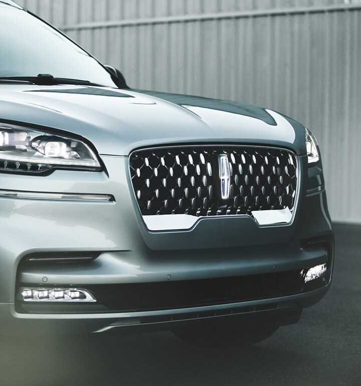Se muestra un primer plano del diseño de la parrilla de una Aviator Grand Touring