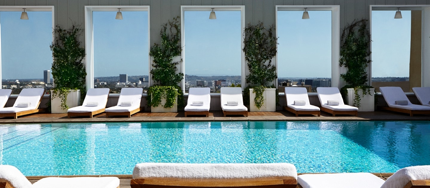 Aquí se muestra la piscina del Mondrian LA