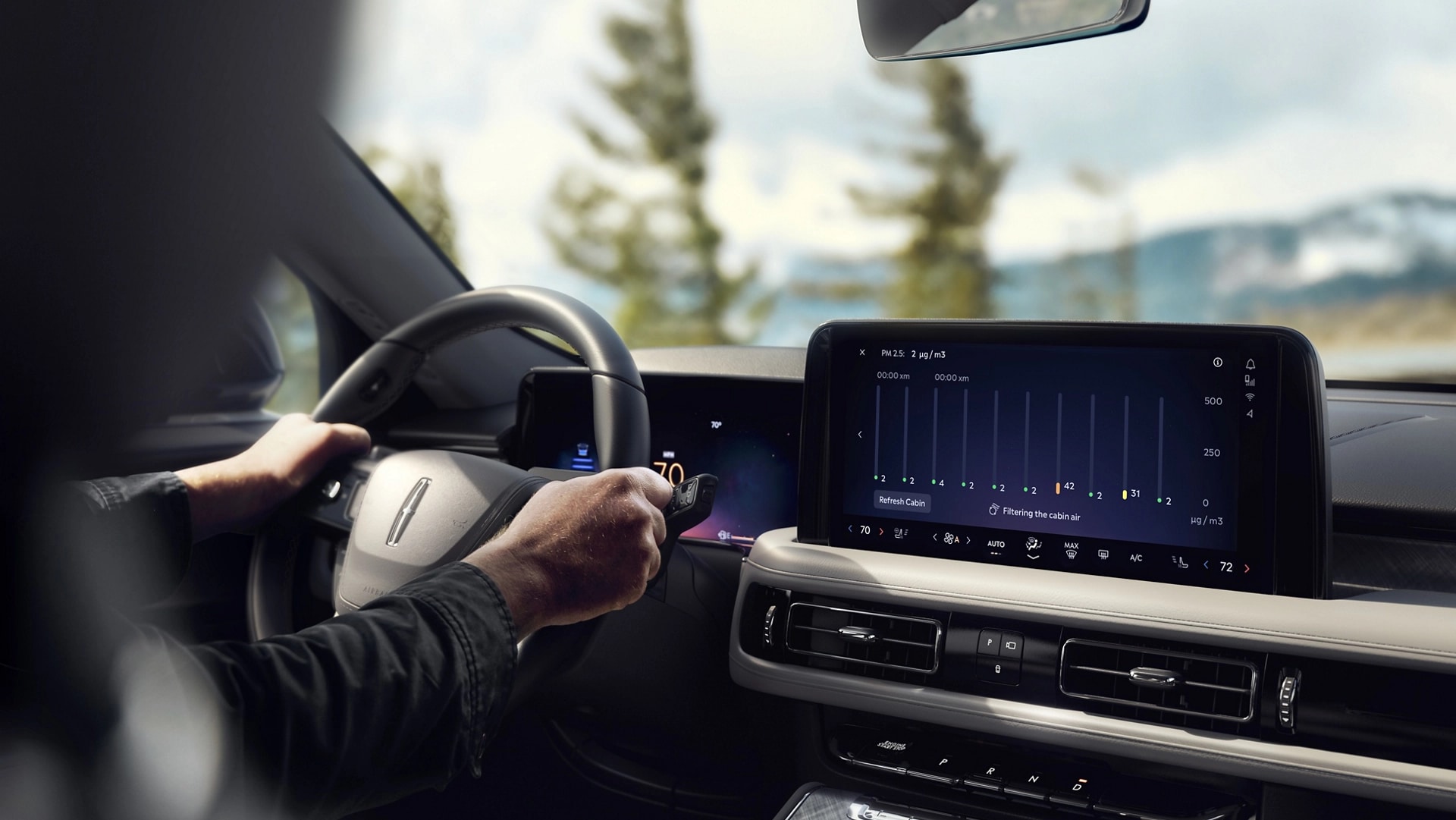The center touchscreen of a 2025 Lincoln Aviator® SUV displays the in-cabin air quality.