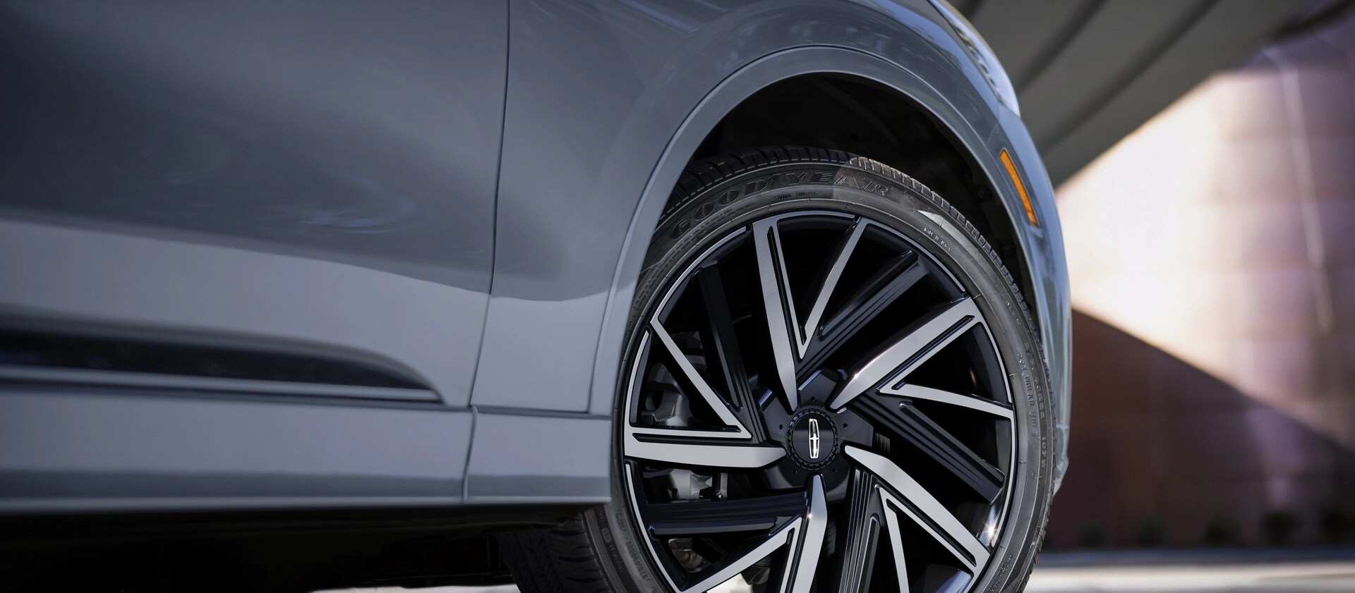 The 22” Bright-Machined Aluminum Wheels with Ebony Painted Pocket are shown on a 2025 Lincoln Black Label Aviator® model