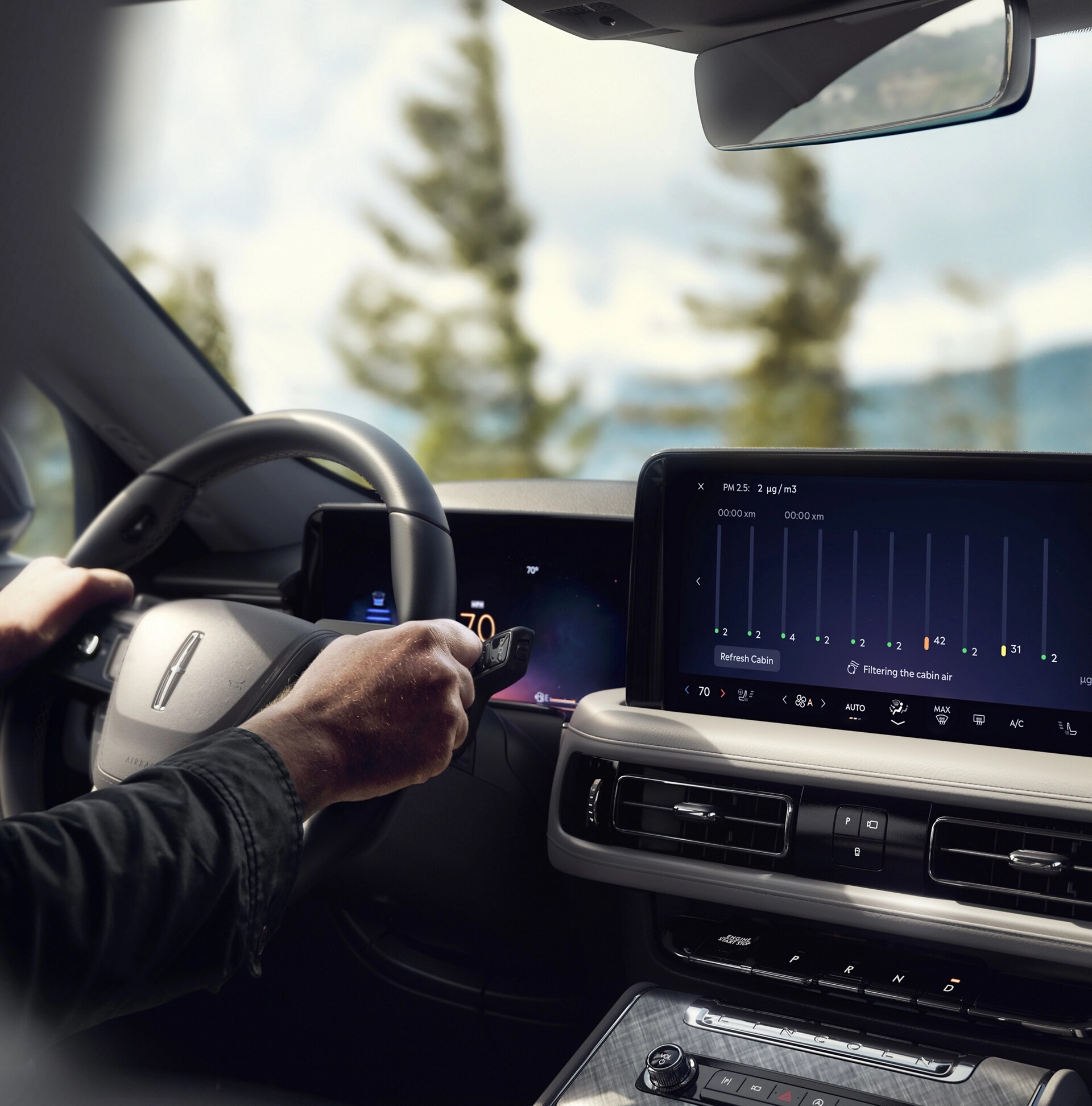 The center touchscreen of a 2026 Lincoln Aviator® SUV displays in-cabin air quality
