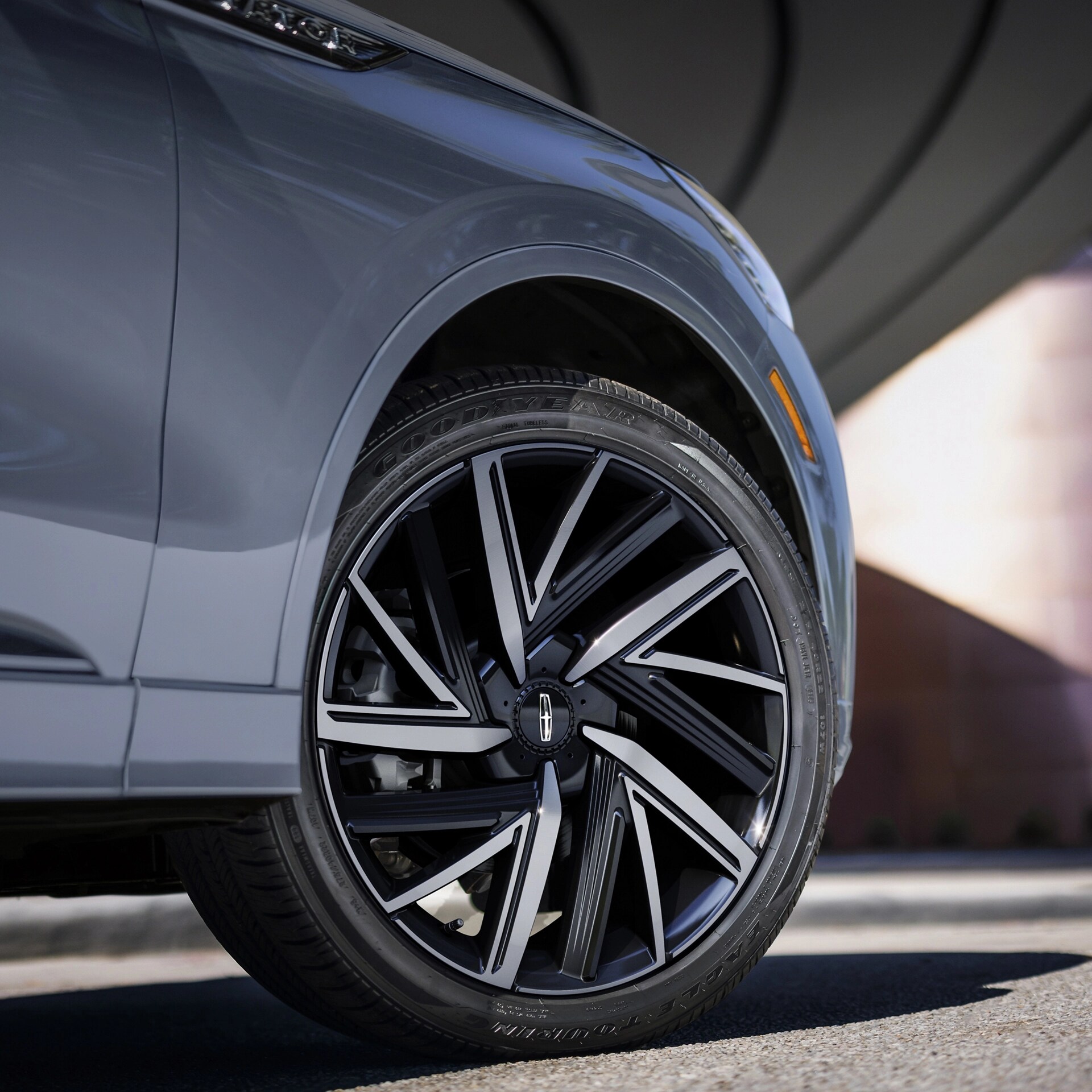 The 22" Bright-Machined Aluminum Wheels with Ebony Painted Pocket are shown on a 2026 Lincoln Black Label Aviator® model