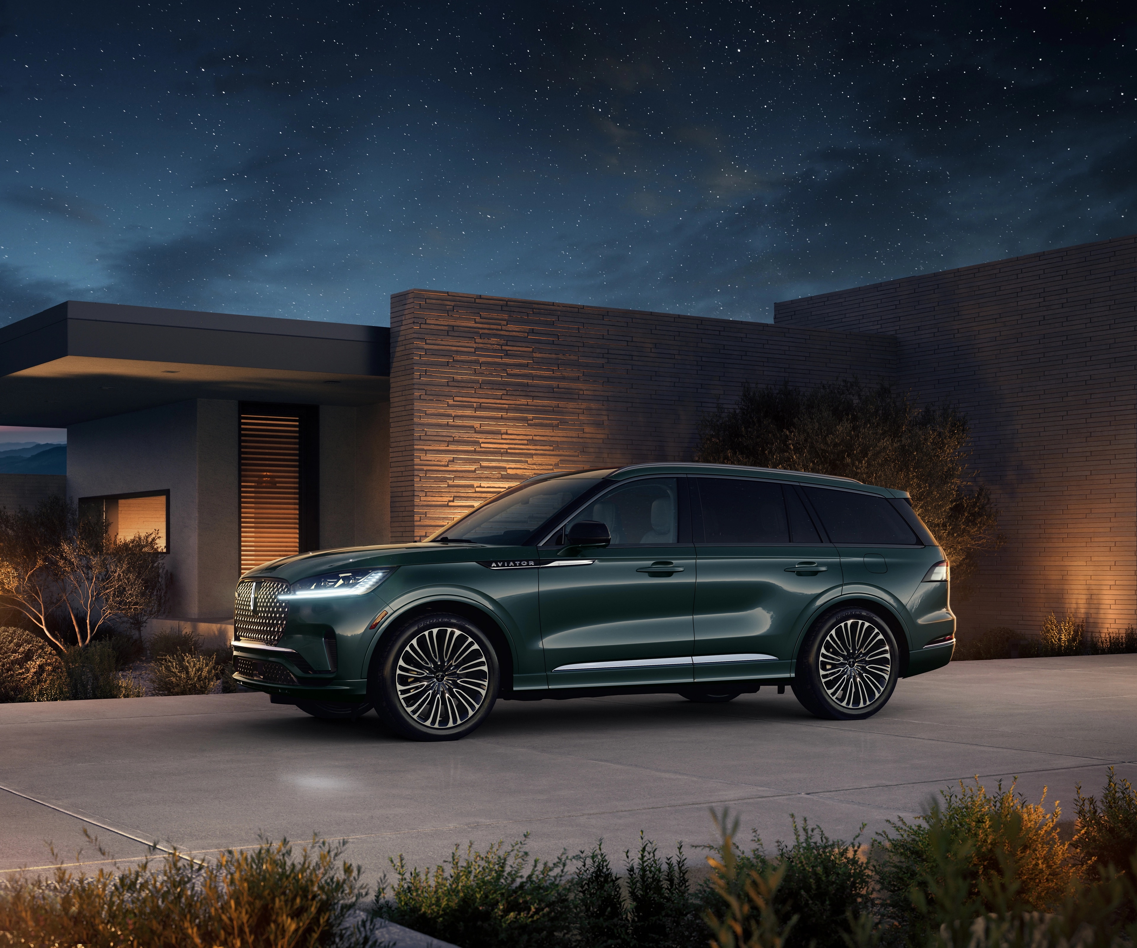 A 2026 Lincoln Black Label Aviator® SUV is parked in the driveway of modern home in the southwest