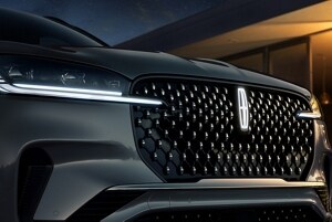The Lincoln Star Logo is illuminated in the grille of a 2026 Lincoln Black Label™ Aviator® SUV