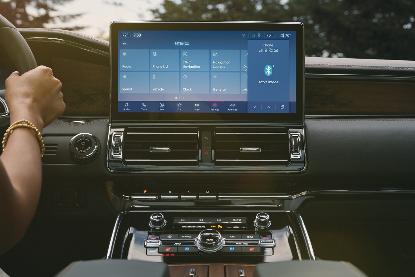 La pantalla central LCD de 13.2 pulgadas muestra la interfaz de SYNC® 4 que muestra la vista de tu dispositivo móvil en la pantalla.