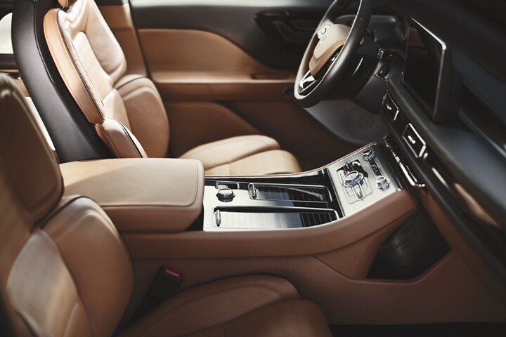 Imagen de la consola delantera de una Lincoln Aviator® Black Label 2023 destacando espacio y estilo atractivo