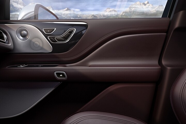 Tapizado de cuero en la puerta delantera del lado del pasajero con el tema Destination en un modelo Lincoln Aviator® Black Label 2023
