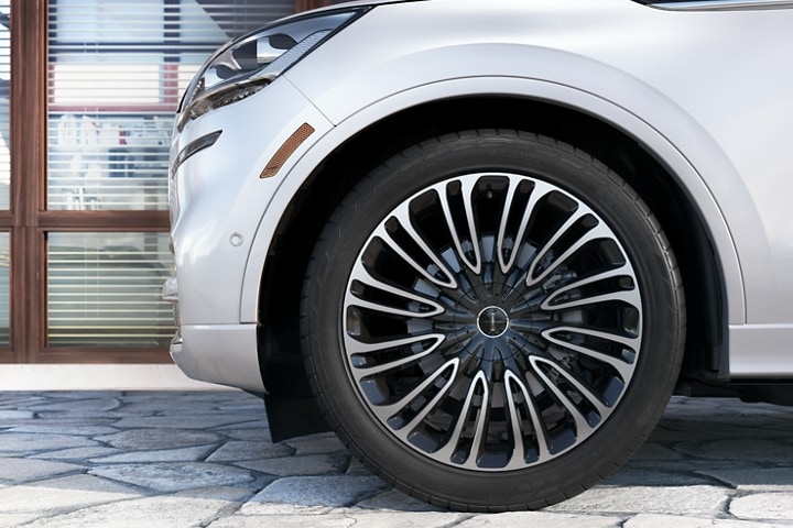 Se muestra la exclusiva rueda específica de la Lincoln Black Label con 12 rayos en un modelo Lincoln Aviator® Black Label 2023