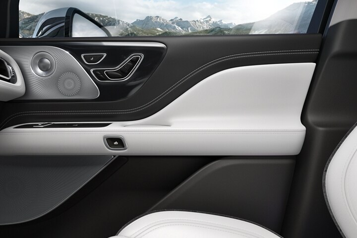 Imagen del interior de la puerta del pasajero delantero de un modelo Lincoln Aviator® Black Label 2023