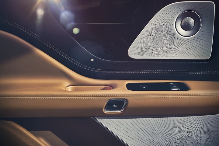 Se muestra el exquisito cuero del apoyabrazos de la puerta de un modelo Lincoln® Aviator Black Label 2023