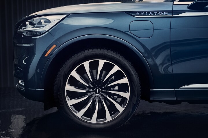 Se muestra el modelo Lincoln Aviator® Black Label Grand Touring 2023 con exclusivas ruedas de 12 rayos
