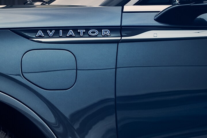 Imagen de las letras cromadas en azul espíritu del emblema de la Lincoln Aviator® Black Label Grand Touring 2023