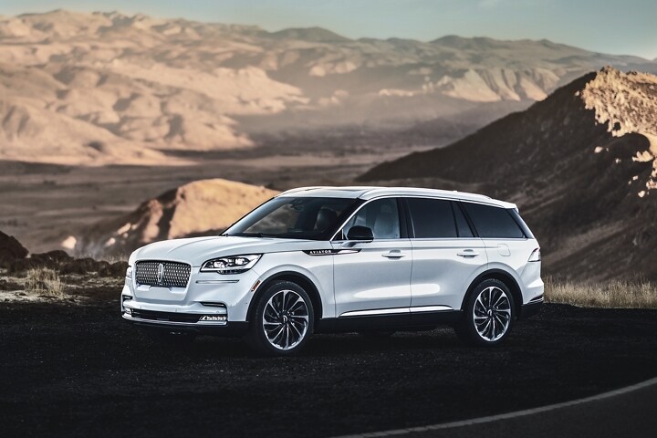 Imagen de una Lincoln Aviator® Reserve 2023 estacionado con una pintoresca montaña de fondo