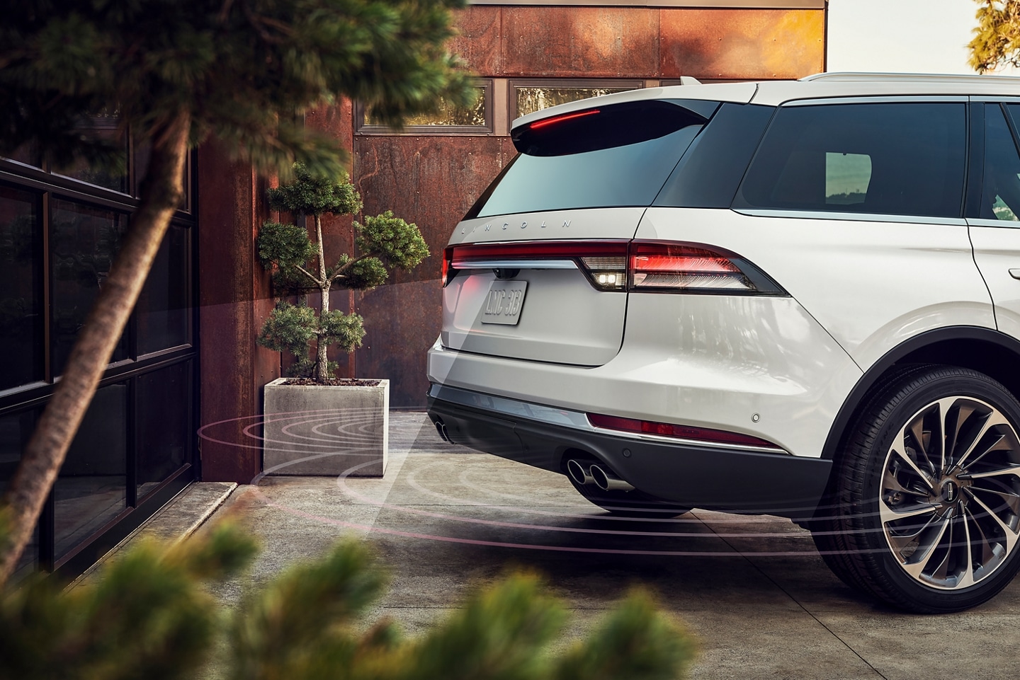 A simulation of how Reverse Brake Assist works with the 2023 Lincoln Aviator®