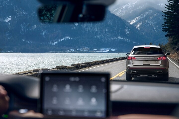 Se muestra un vehículo frenando a través del parabrisas de una SUV Lincoln® Aviator 2023