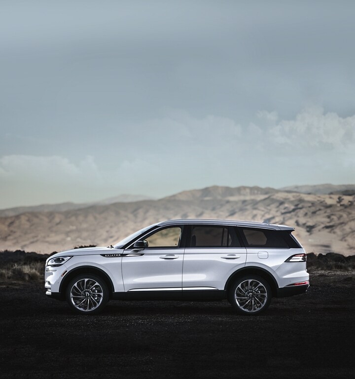 A 2023 Lincoln Aviator® Reserve is shown parked at a scenic mountain overlook
