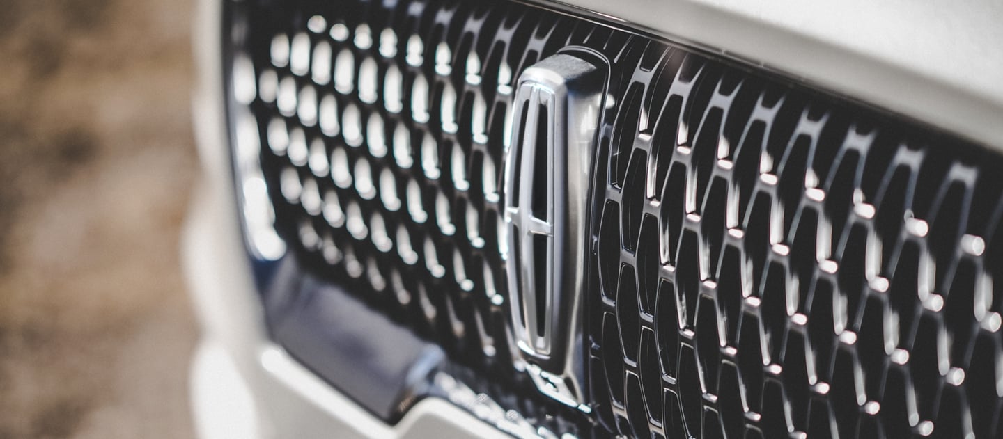 Imagen de la parrilla del modelo Lincoln Aviator® Reserve 2023 con un llamativo patrón repetido con formas de estrella Lincoln