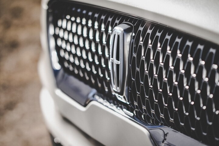 Imagen de la parrilla del modelo Lincoln Aviator® Reserve 2023 con un patrón repetido de las formas del emblema de estrella de Lincoln