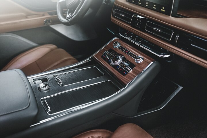 La consola central delantera de una Lincoln Aviator® 2023 muestra los materiales inspirados en la aviación que se usaron en toda la cabina