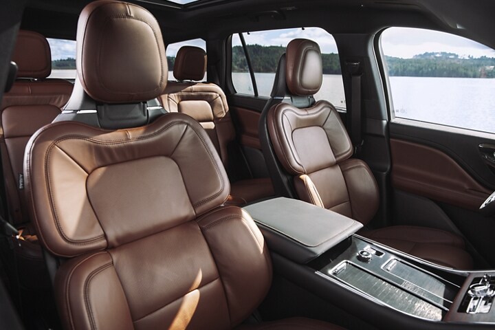 Se muestran los asientos en la posición perfecta de la fila delantera del modelo Lincoln Aviator® Reserve 2023 con interior en ébano tostado