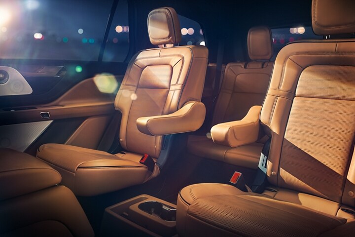 Imagen de asientos tipo capitán en la segunda fila de una Lincoln Aviator® Black Label 2023 en exquisito cuero bronceado maleta
