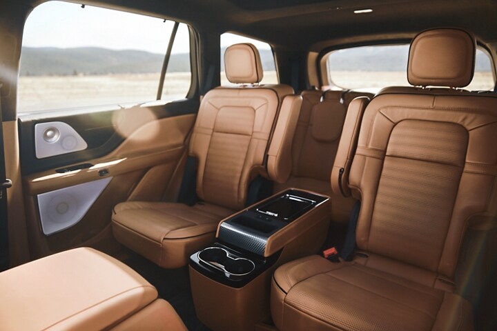 La segunda y tercera filas de una Lincoln Aviator® 2023 muestran el alcance de las configuraciones de la segunda fila