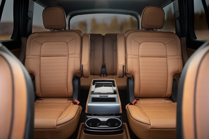 Imagen del interior de una SUV Lincoln Aviator® Black Label 2023 con el tema Flight