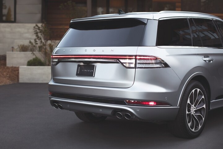 Imagen de las luces traseras de la Lincoln Aviator® 2023 que abarcan todo el ancho de la parte trasera del vehículo