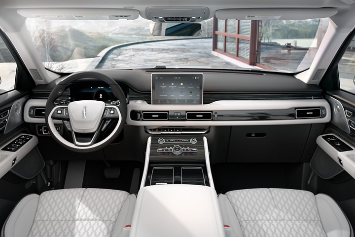 Se muestra el tablero de un modelo Lincoln Aviator® Black Label 2023 en los blancos Alpes del tema Chalet