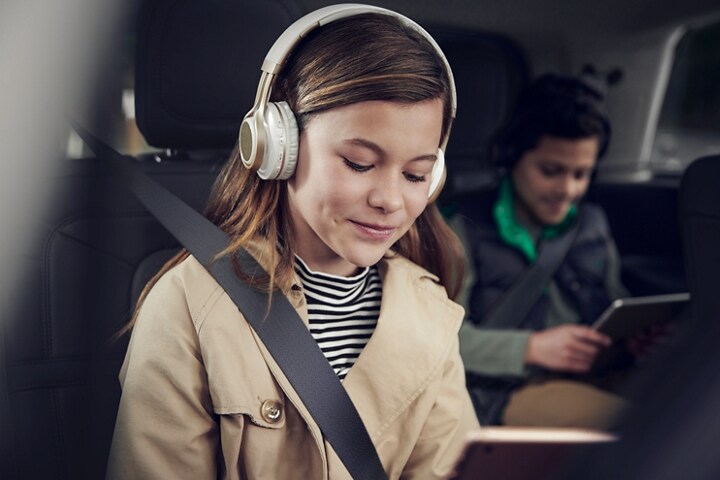 imagen de pasajeros en la segunda y tercera filas de una Lincoln Aviator® 2023 mientras usan Wi-Fi 4G