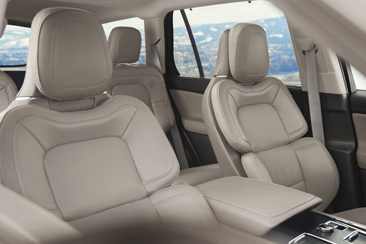 Imagen del interior de una Lincoln Aviator® 2023 en color interior arenisca
