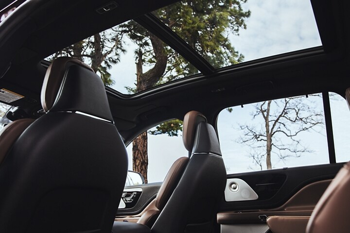 Una Lincoln Aviator® 2023 con el Vista Roof panorámico que deja entrar la luz a la cabina