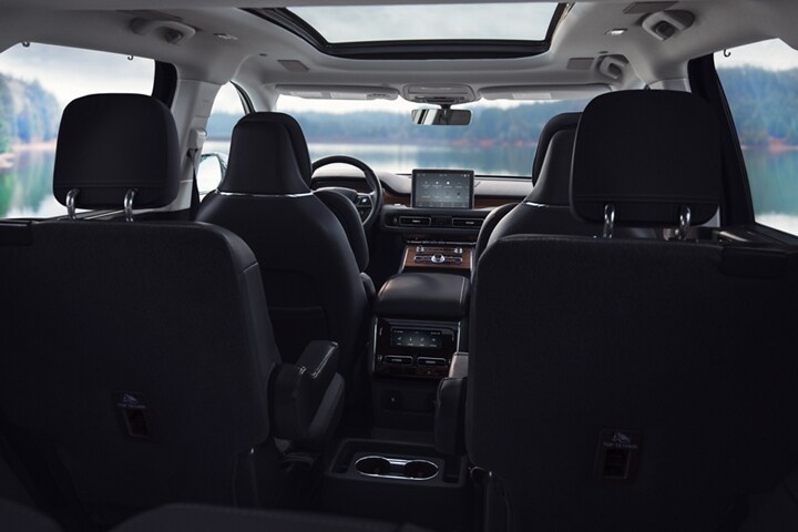 Se muestra el interior de una Lincoln Aviator® 2023 desde la segunda fila