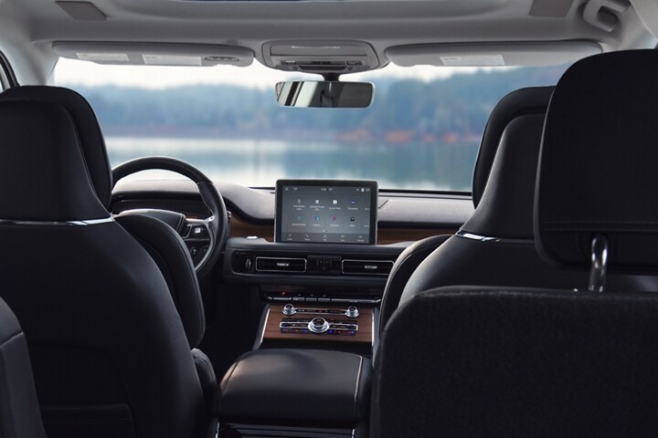 Se muestra la aplicación Lincoln plus Alexa en la pantalla central del tablero de una Lincoln Aviator® 2023