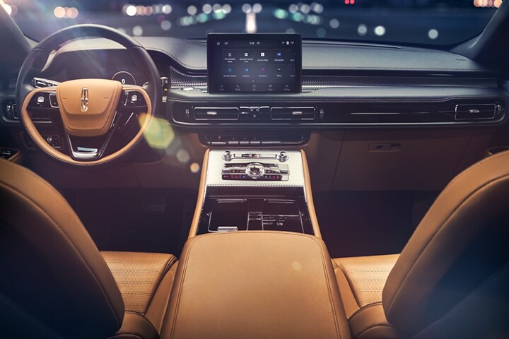 Se muestra el amplio tablero de una Lincoln Aviator® Black Label 2023 con el tema Flight